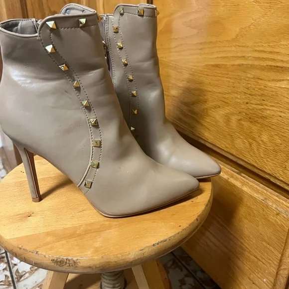 Boots hill - Picture 3 of 7